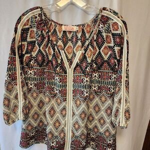 WILLA GRAPHIC TOP NEUTRAL PRINT, SMALL, EMBROIDERED FRONT PLACKET V-N…